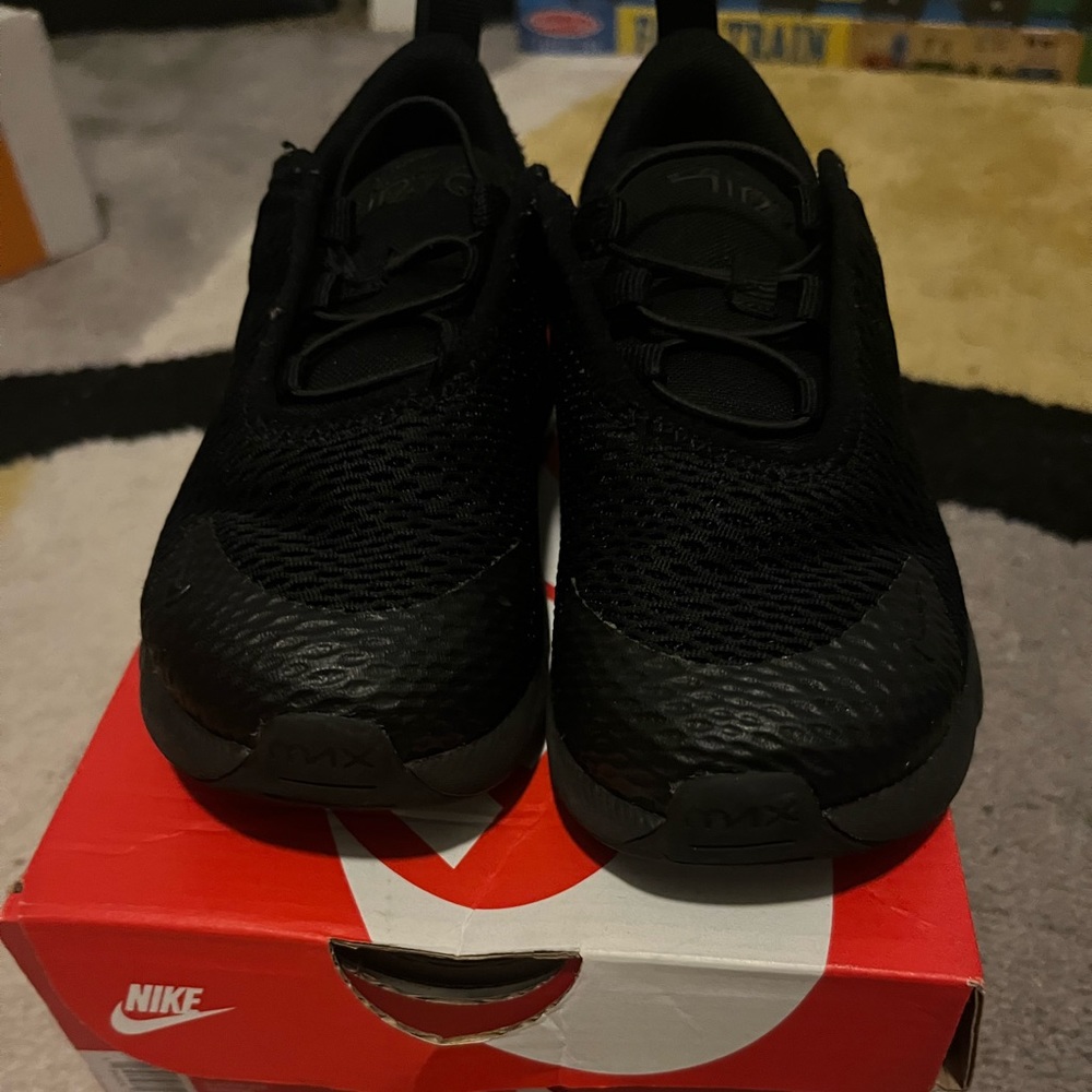 Nike air 270 black low top